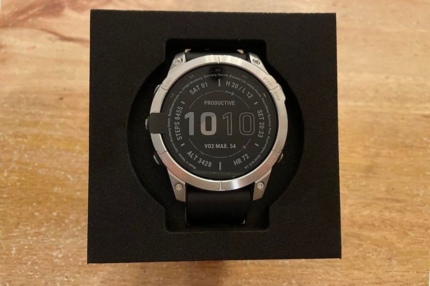 Man sieht die Garmin Fenix 7 in ihrer Verpackung